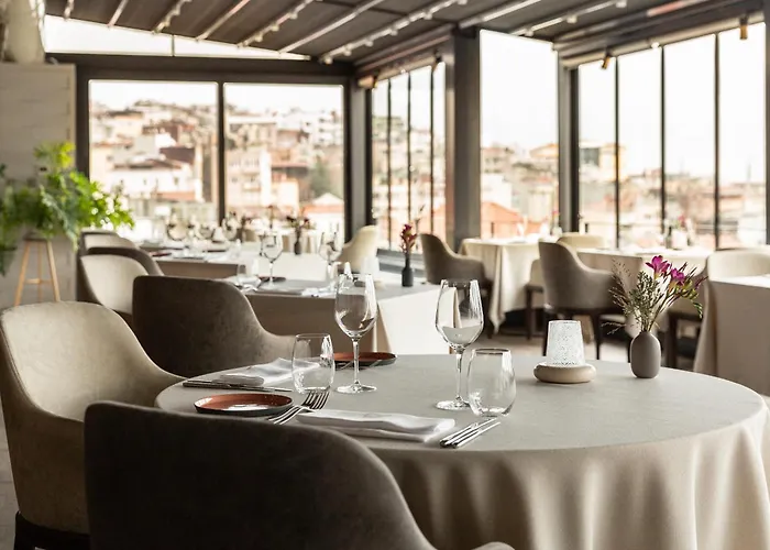 Отель Tomtom 5*